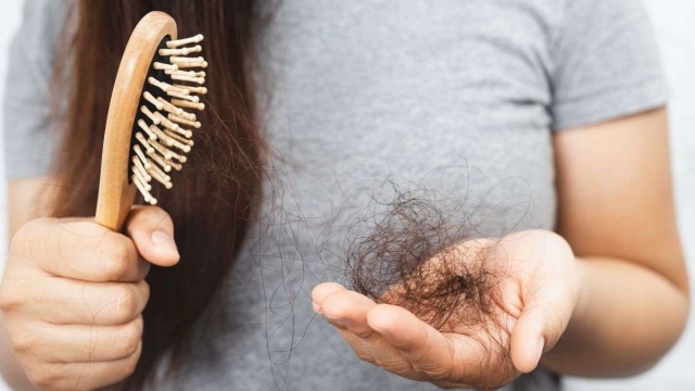 ¿Caída o pérdida de pelo? No son lo mismo: Una dermatóloga te enseña a diferenciarlo