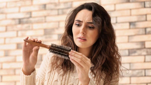 ¿Caída de cabello tras el parto? La Dra. Laura Vergara te explica cómo abordarla