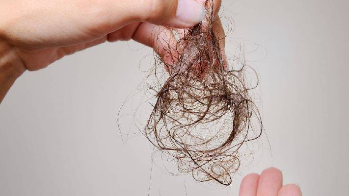 No es tu culpa, son estrógenos: la verdad científica detrás de la caída del cabello postparto 