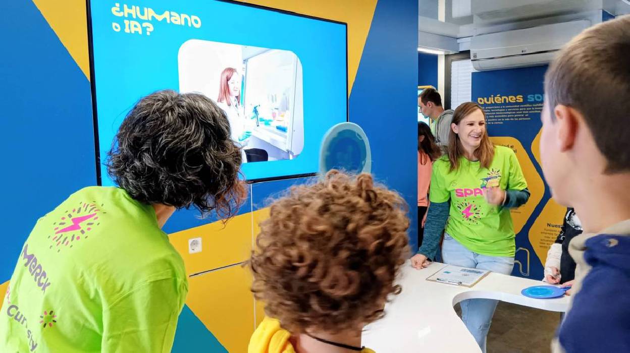 Más de 1.400 estudiantes madrileños exploran la inteligencia artificial en el Curiosity Cube de Merck