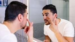 Rompe el mito: la piel del hombre necesita cuidados por salud, no por lujo