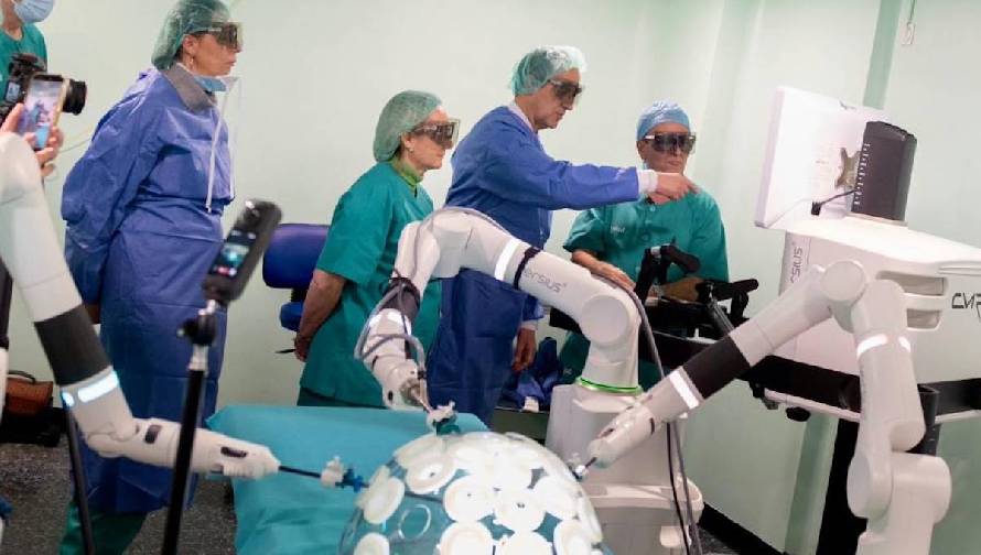 Bancalero visita el  nuevo robot quirúrgico instalado en el Hospital de Obispo Polanco