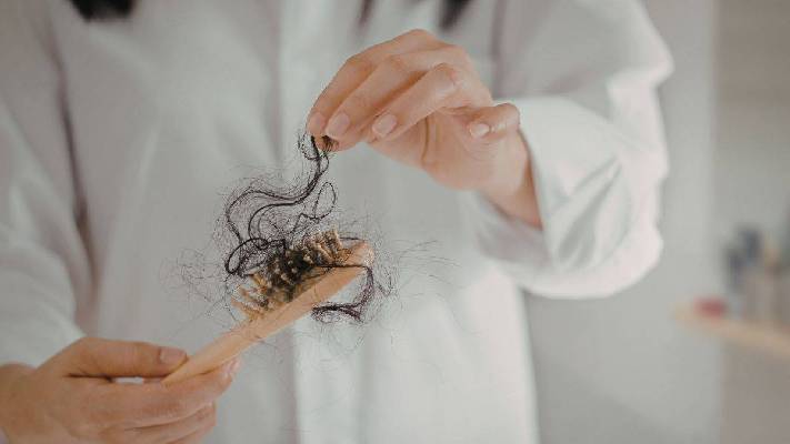 Caída del cabello en primavera: 10 claves para mantener tu melena fuerte y saludable