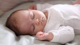 Dormir boca arriba reduce un 50% el riesgo de muerte súbita: las 10 claves de una pediatra para un sueño seguro