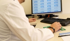 Los médicos se reúnen con Sanidad para "reforzar" el sistema de homologaciones de títulos