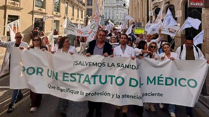 Los médicos, contra la pasividad del Gobierno: huelga, hartazgo y amenaza de escalada tras el verano