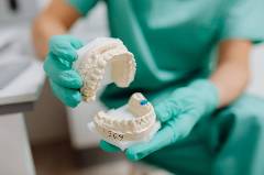 La recidiva ortodóntica: por qué algunos dientes vuelven a desplazarse con el paso del tiempo