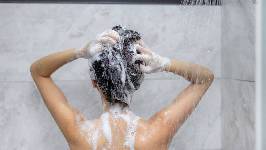 Ni mascarillas ni tratamientos milagro: el secreto para una melena fuerte empieza en la raíz