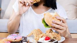 Más allá de perder peso: los medicamentos para la obesidad muestran potencial para frenar los atracones y la comida emocional