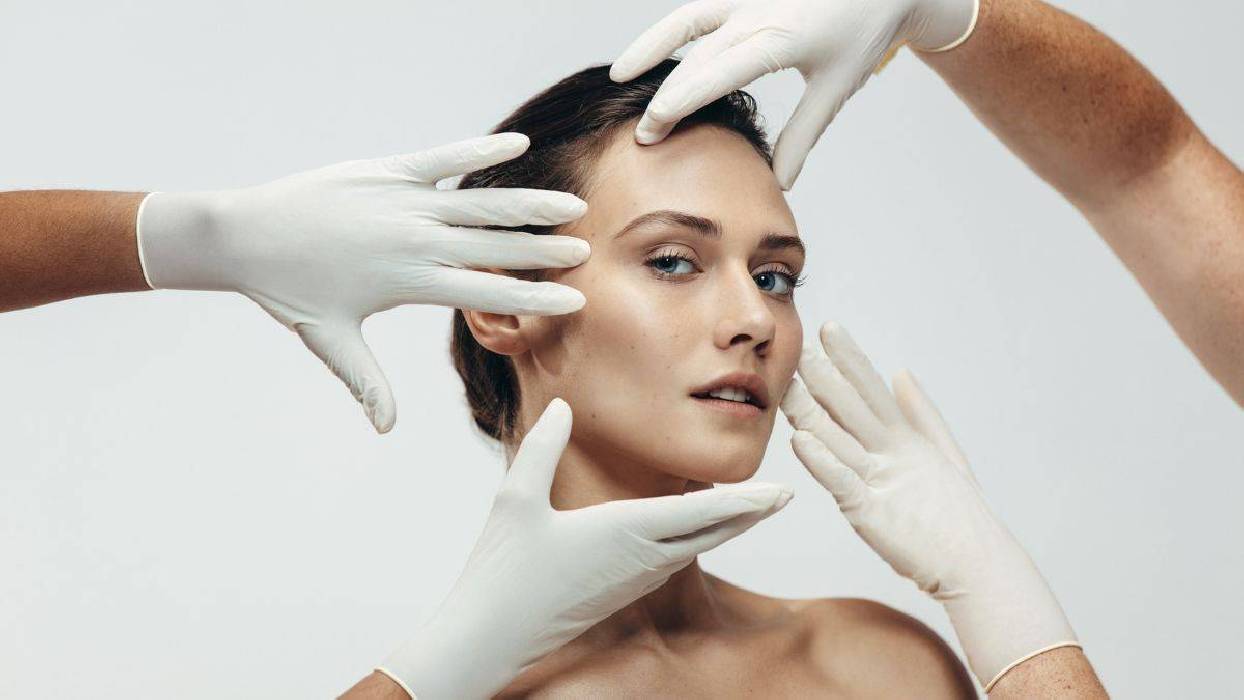 Efecto 'Full Face': el secreto de los retoques estéticos que rejuvenecen sin cambiar tu rostro