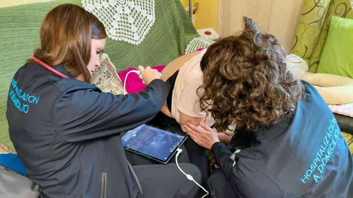Personal sanitario preparando la llegada de un equipo de cuidados domiciliarios en Madrid