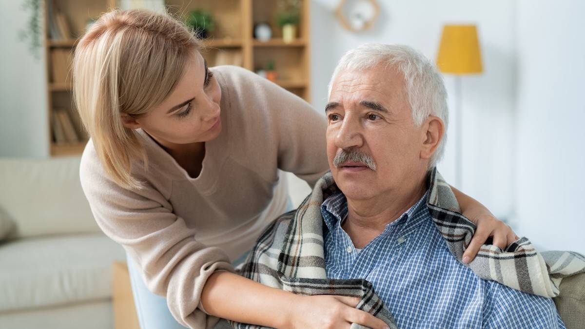 Investigador analizando datos clínicos sobre alzhéimer para medicina de precisión