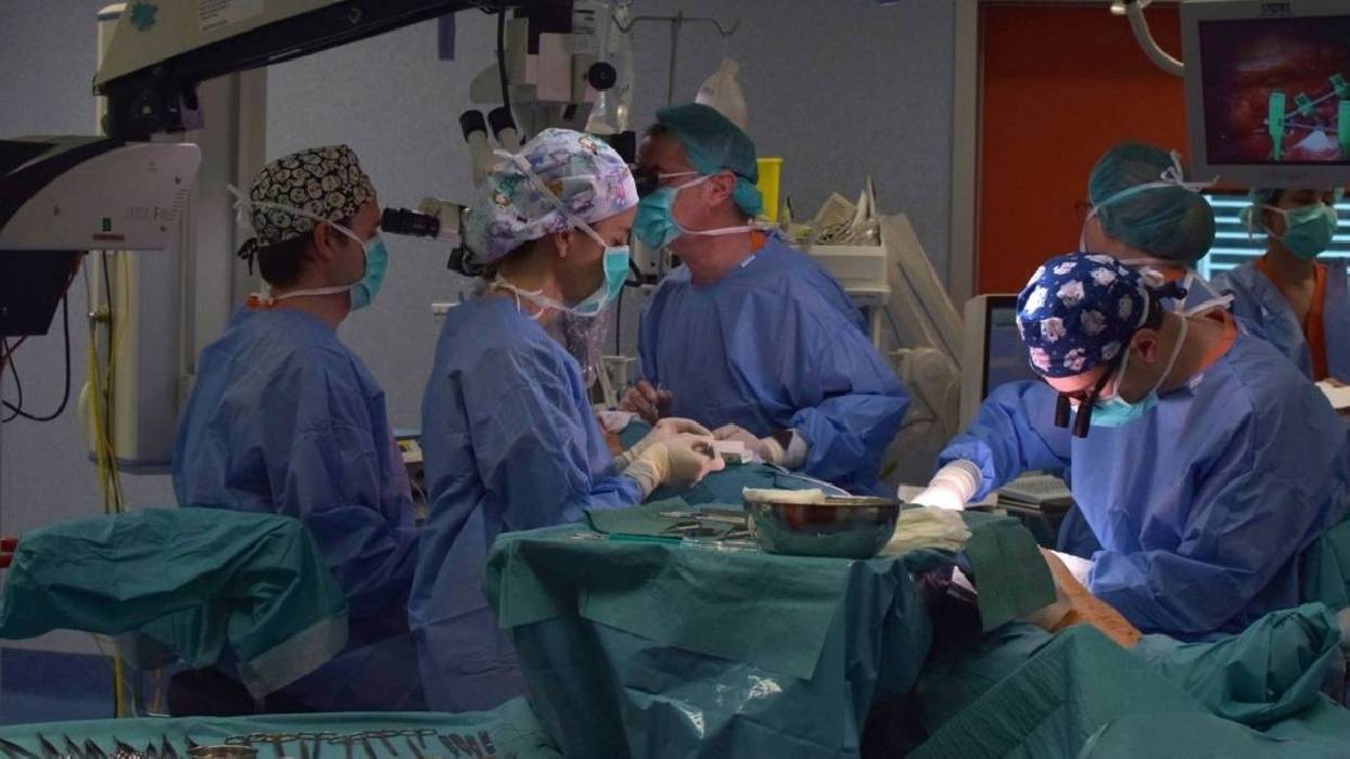 Los hospitales públicos de Baleares atienden cerca de 11.950 consultas y 580 operaciones más que el verano pasado